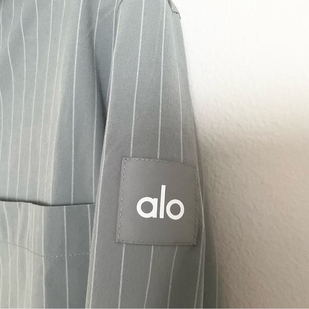 Alo Yoga Pinstripe Daylight Button Down Long Sleeve Lunar Grey/White XS - Picture 8 of 9